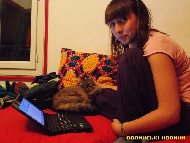 Місто Тур. Киця, вигодована молоком собаки